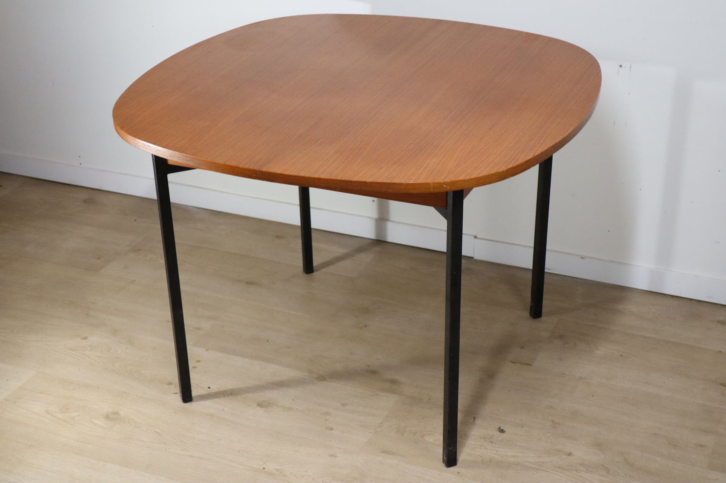 Table extensible en teck de Pierre Guariche édition Minvielle, 1960