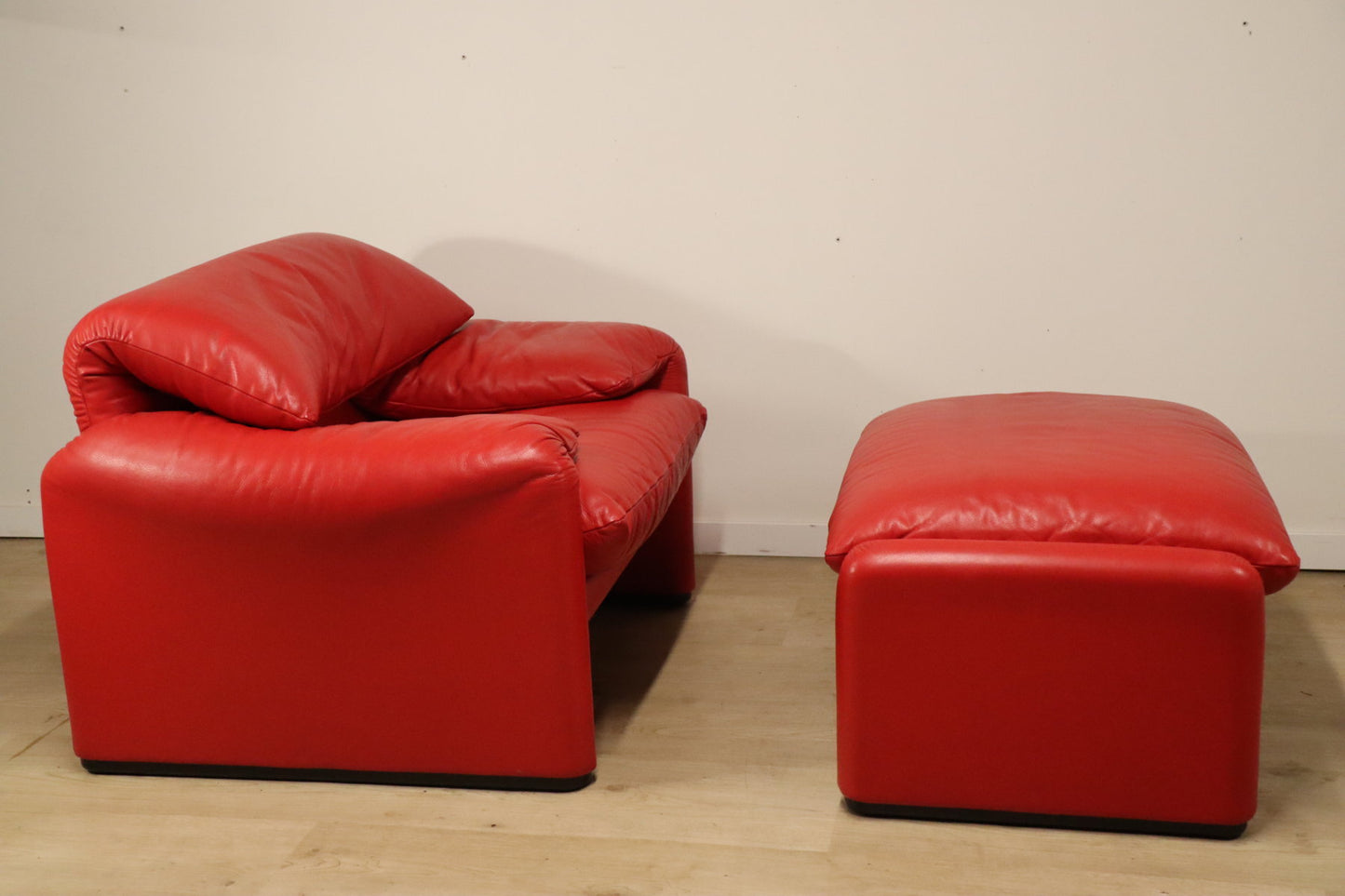 Fauteuil et ottoman Maralunga par Vico Magistretti pour Cassina