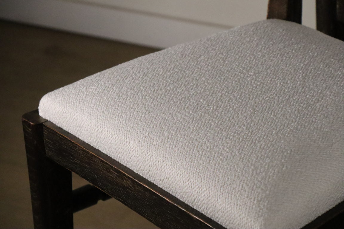 Série de 4 chaises moderniste en chêne et tissu bouclette, 1940