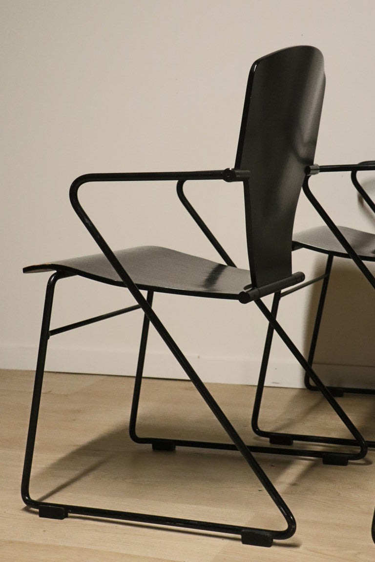 Série de 4 chaises minimaliste modèle "EGOA 300" par Josep Mora