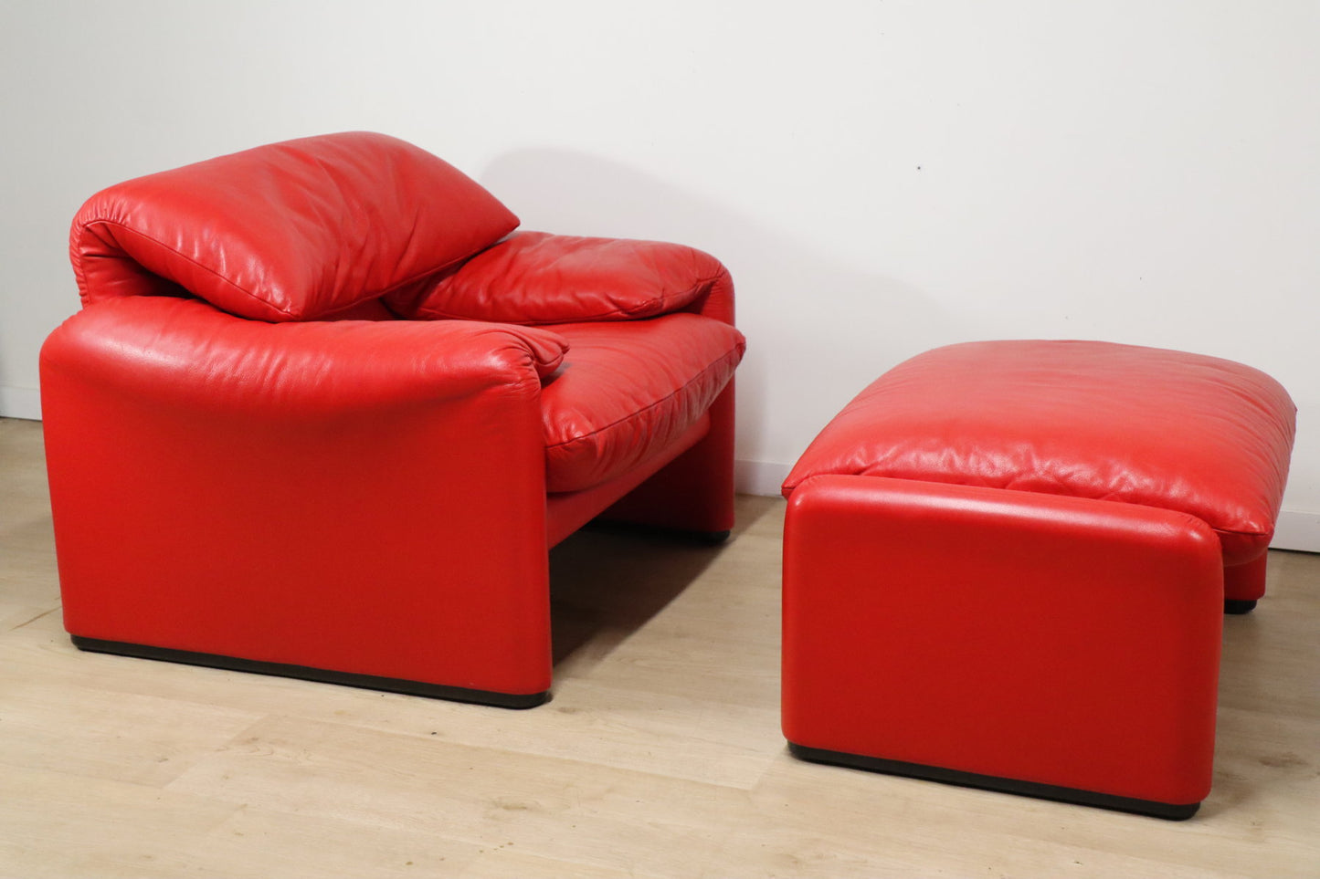 Fauteuil et ottoman Maralunga par Vico Magistretti pour Cassina