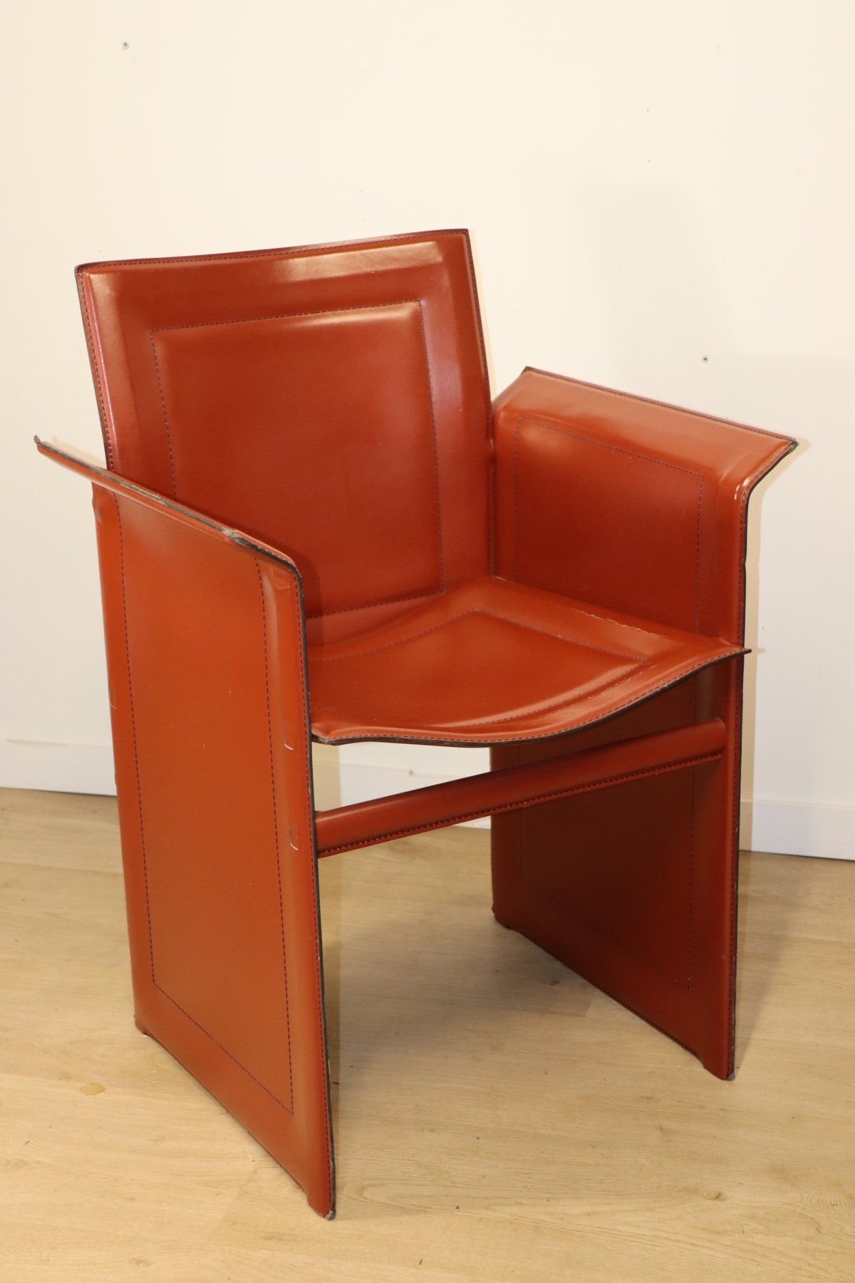 Fauteuil en cuir design minimaliste