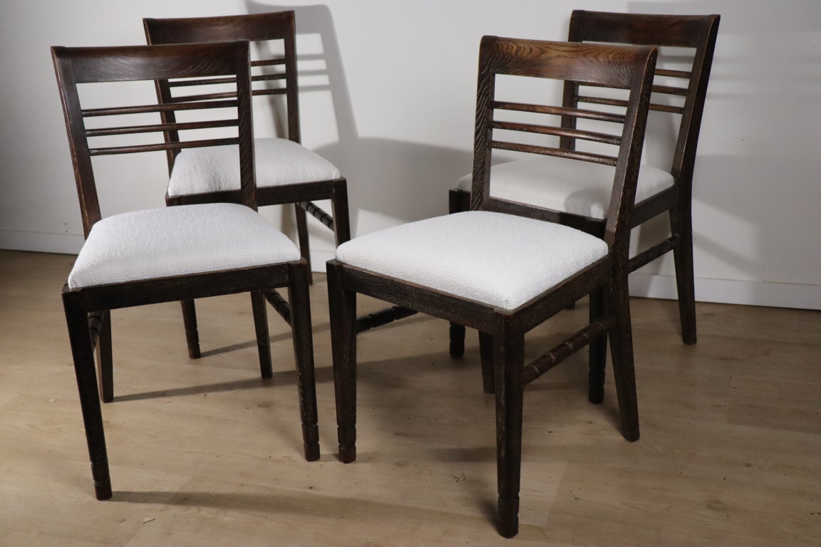Série de 4 chaises moderniste en chêne et tissu bouclette, 1940