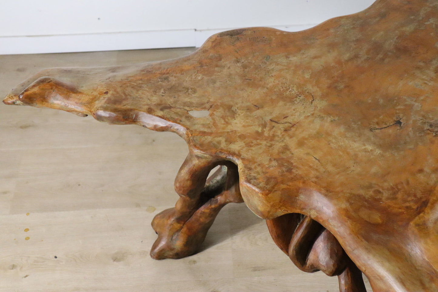 Table basse sculpturale "Racine" brutaliste en orme massif