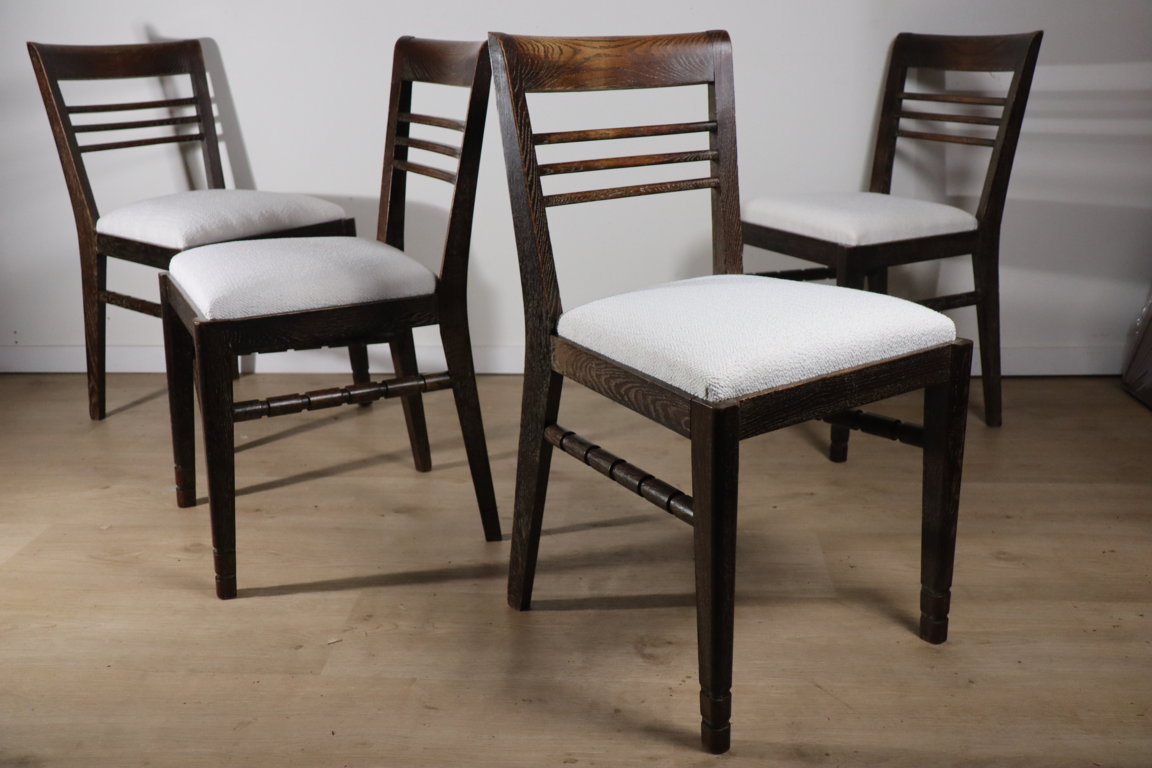 Série de 4 chaises moderniste en chêne et tissu bouclette, 1940