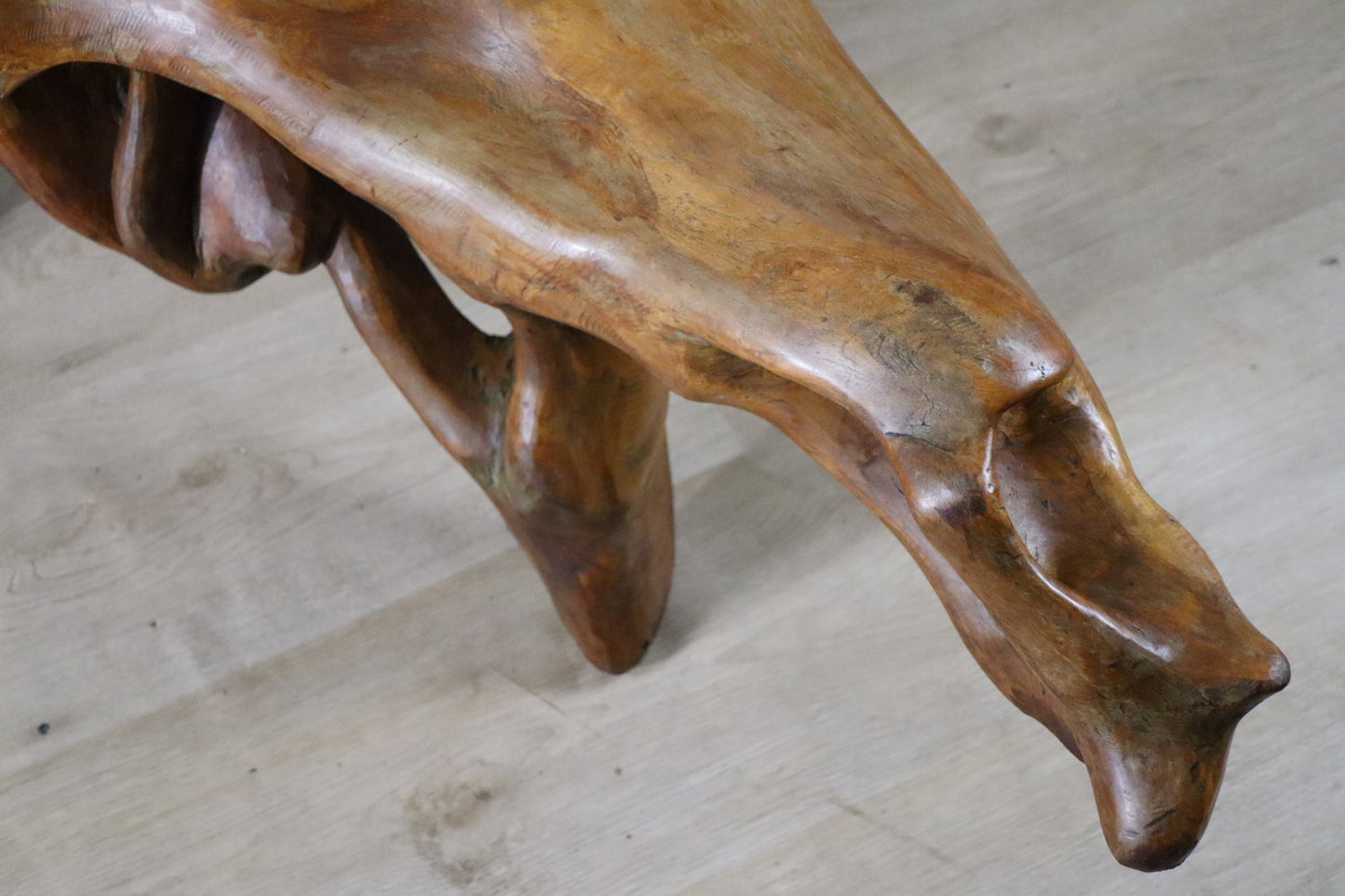 Table basse sculpturale "Racine" brutaliste en orme massif