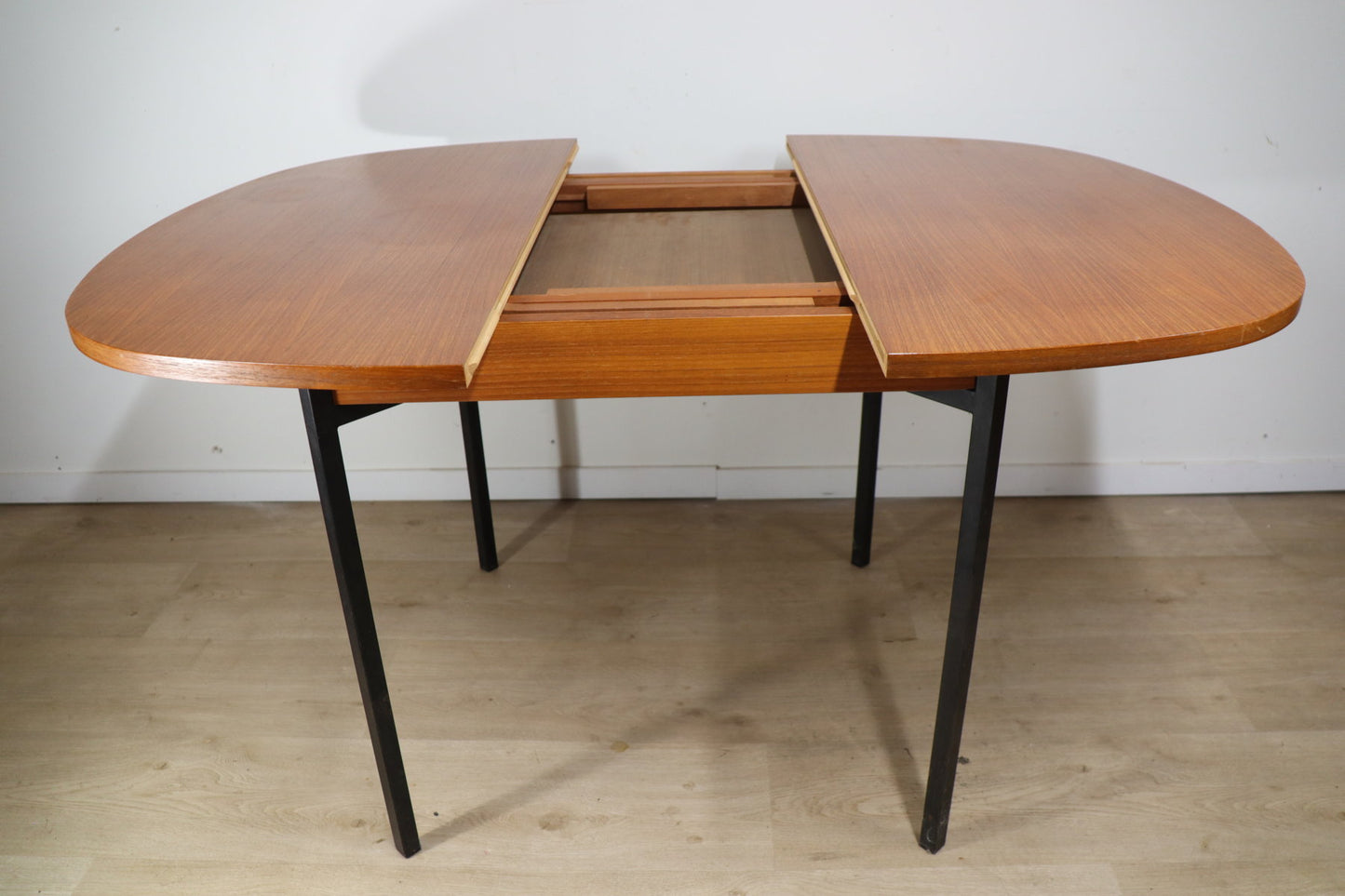Table extensible en teck de Pierre Guariche édition Minvielle, 1960