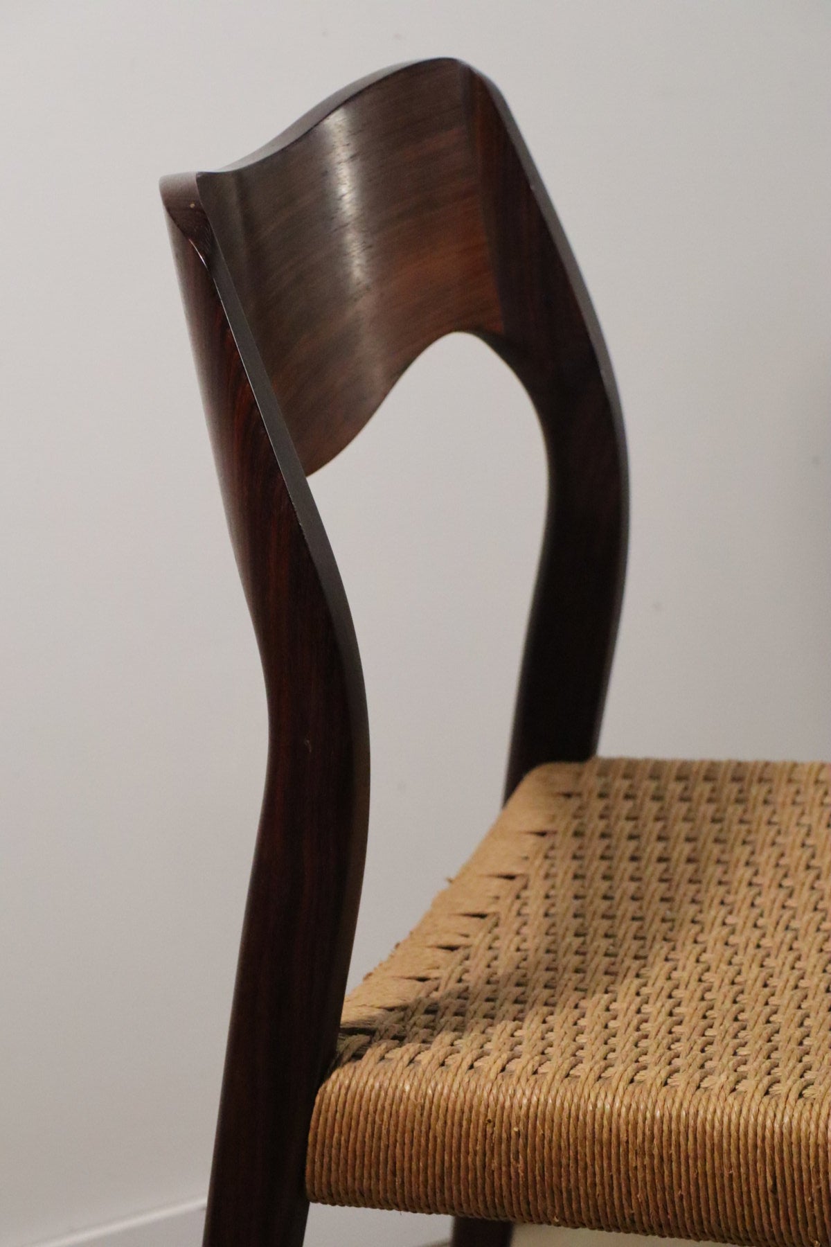 Chaise scandinave modèle 71 par Niels Otto Moller en teck et corde