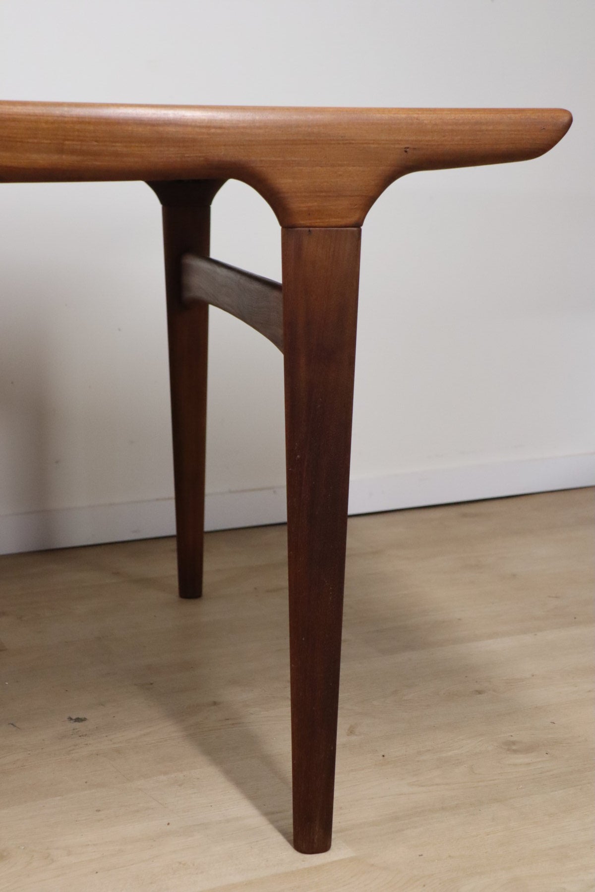 Table de repas scandinave par Johannes Andersen en teck, 1960