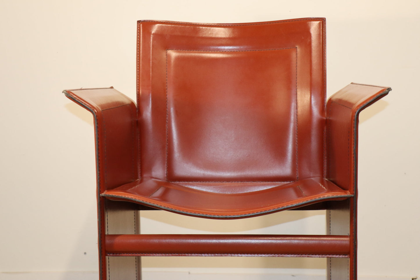 Fauteuil en cuir design minimaliste