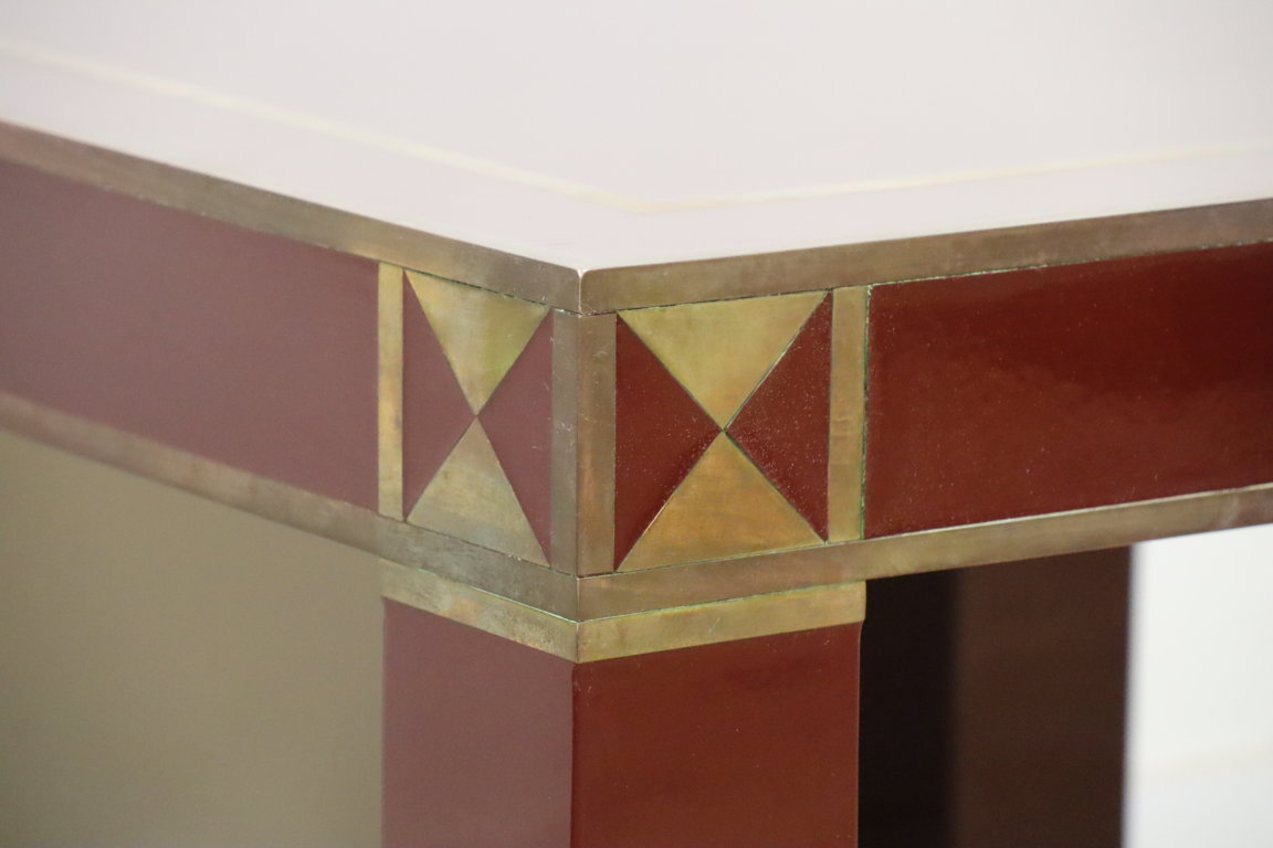 Table basse vintage Jean-Claude Mahey en bois laqué et laiton, 1970