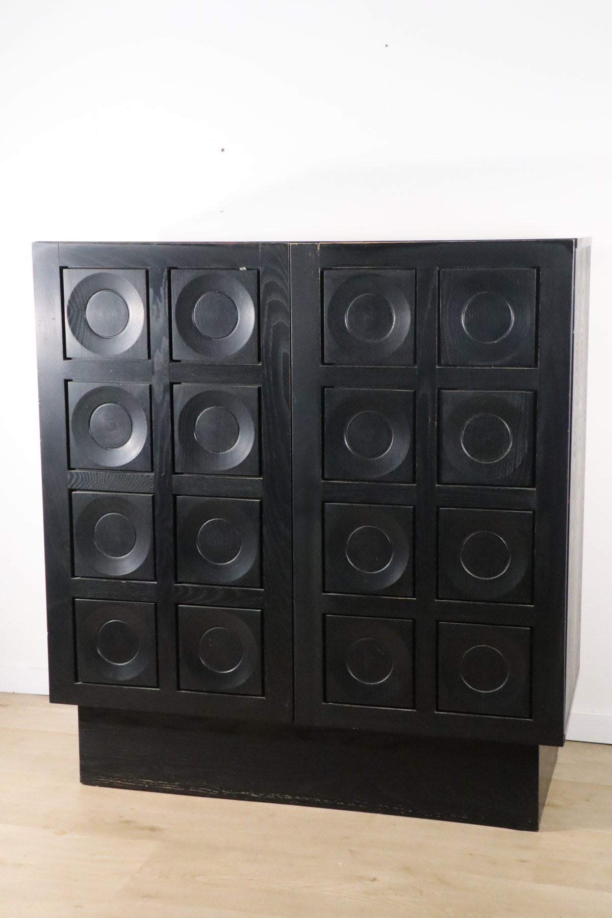 Cabinet buffet brutaliste sculpturale en bois noirci, 1970