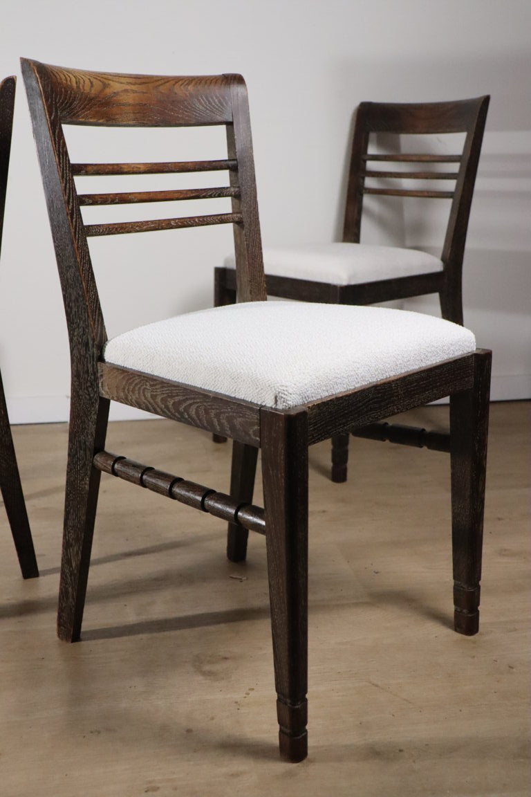 Série de 4 chaises moderniste en chêne et tissu bouclette, 1940