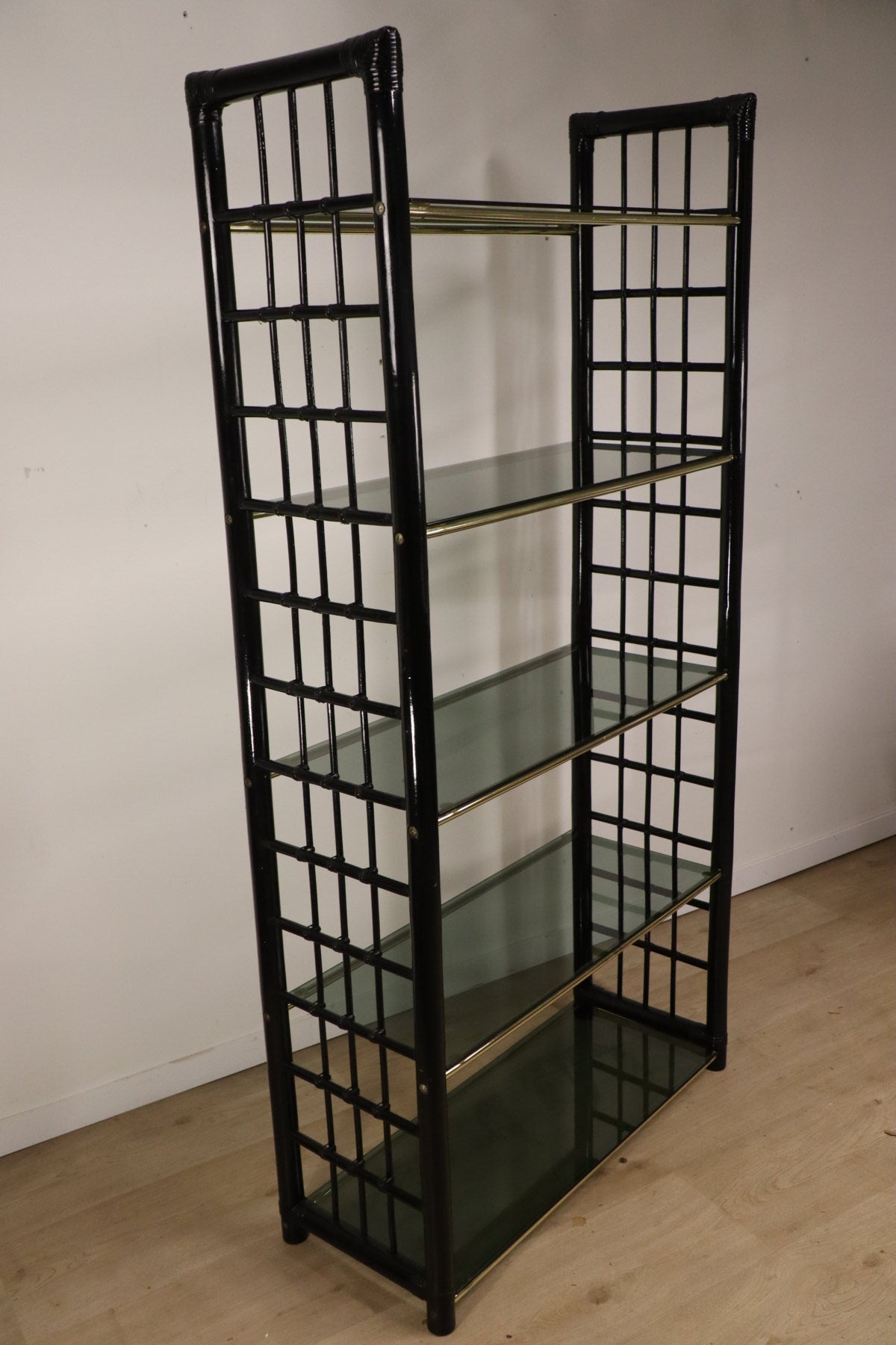 Étagère vintage années 70 en verre fumé et structure façon bambou