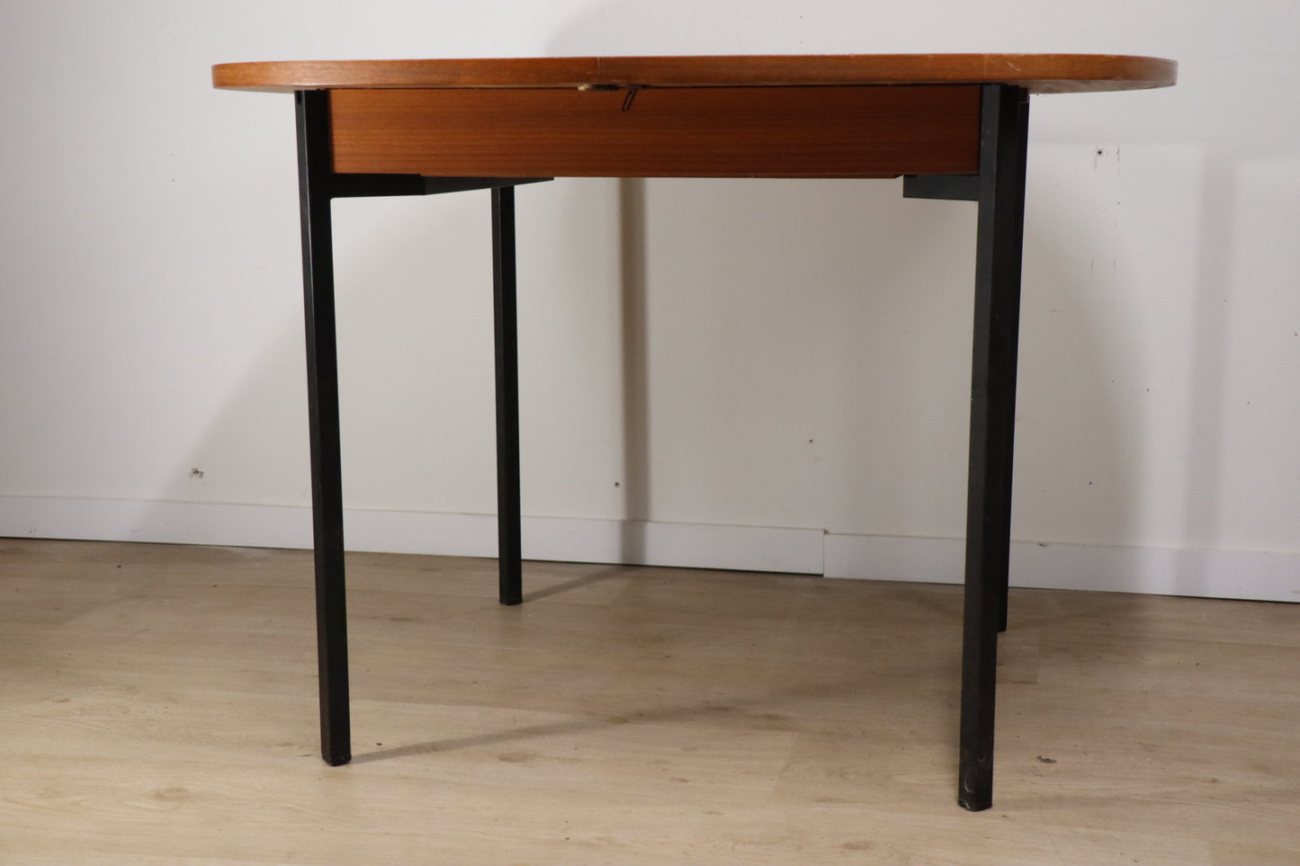 Table extensible en teck de Pierre Guariche édition Minvielle, 1960