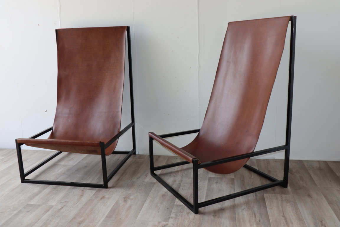 Paire de fauteuils vintage en cuir tendu et structure en métal