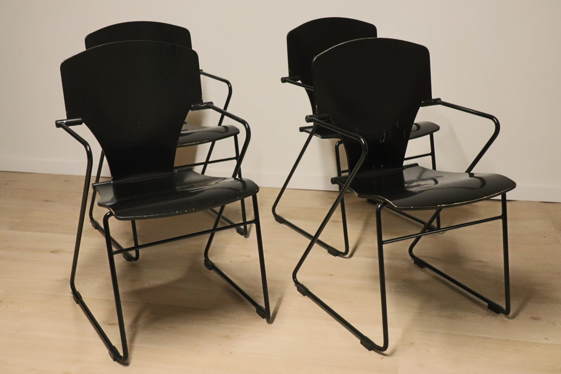 Série de 4 chaises minimaliste modèle "EGOA 300" par Josep Mora