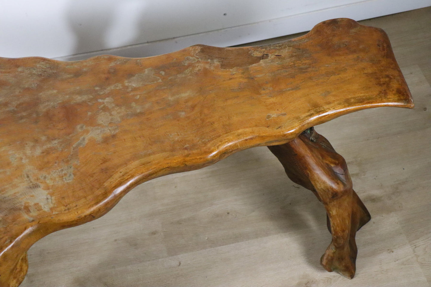 Table basse sculpturale "Racine" brutaliste en orme massif