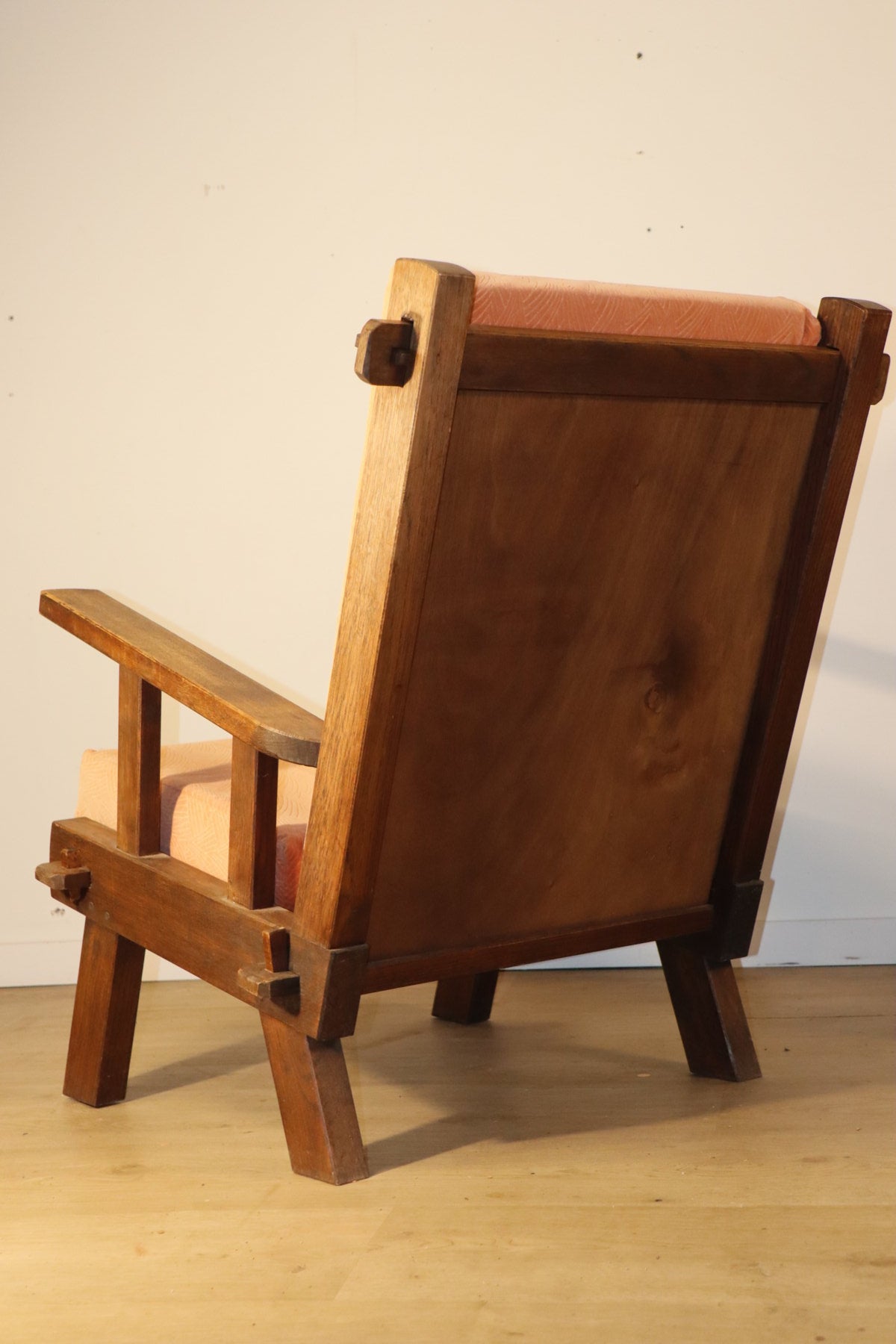 Paire de fauteuils brutalistes en chêne et velours – années 60/70