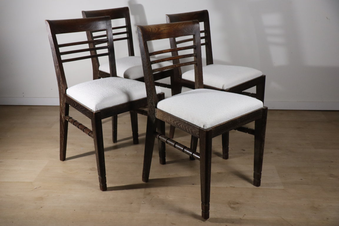 Série de 4 chaises moderniste en chêne et tissu bouclette, 1940