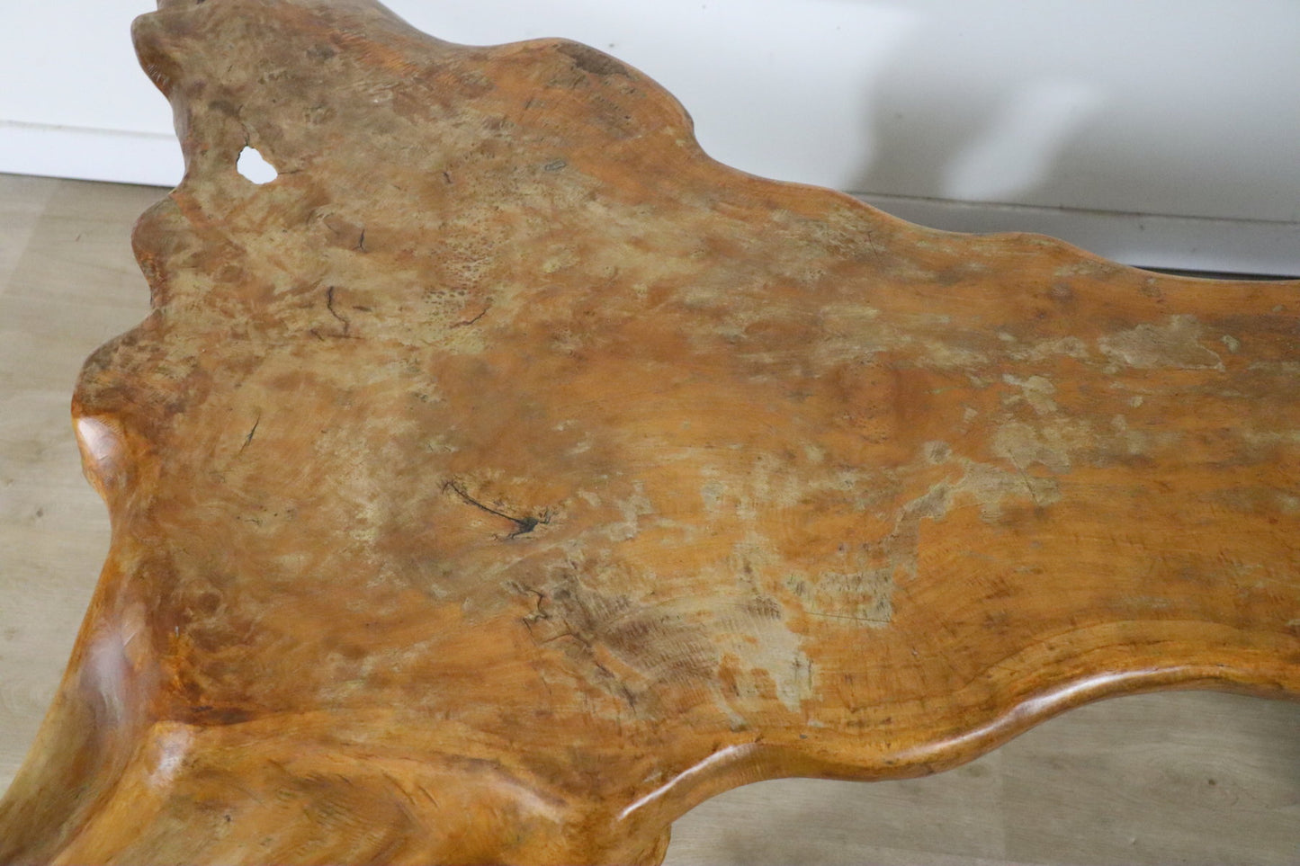 Table basse sculpturale "Racine" brutaliste en orme massif