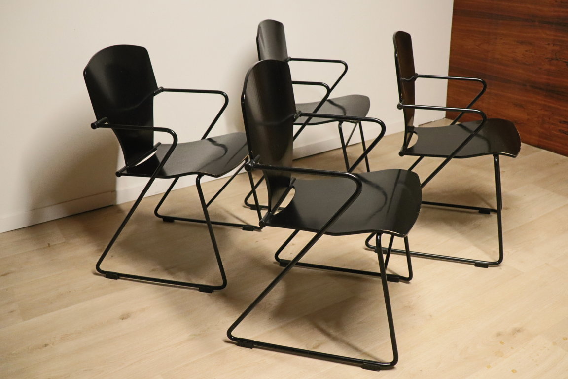 Série de 4 chaises minimaliste modèle "EGOA 300" par Josep Mora