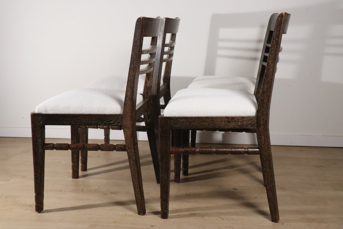 Série de 4 chaises moderniste en chêne et tissu bouclette, 1940