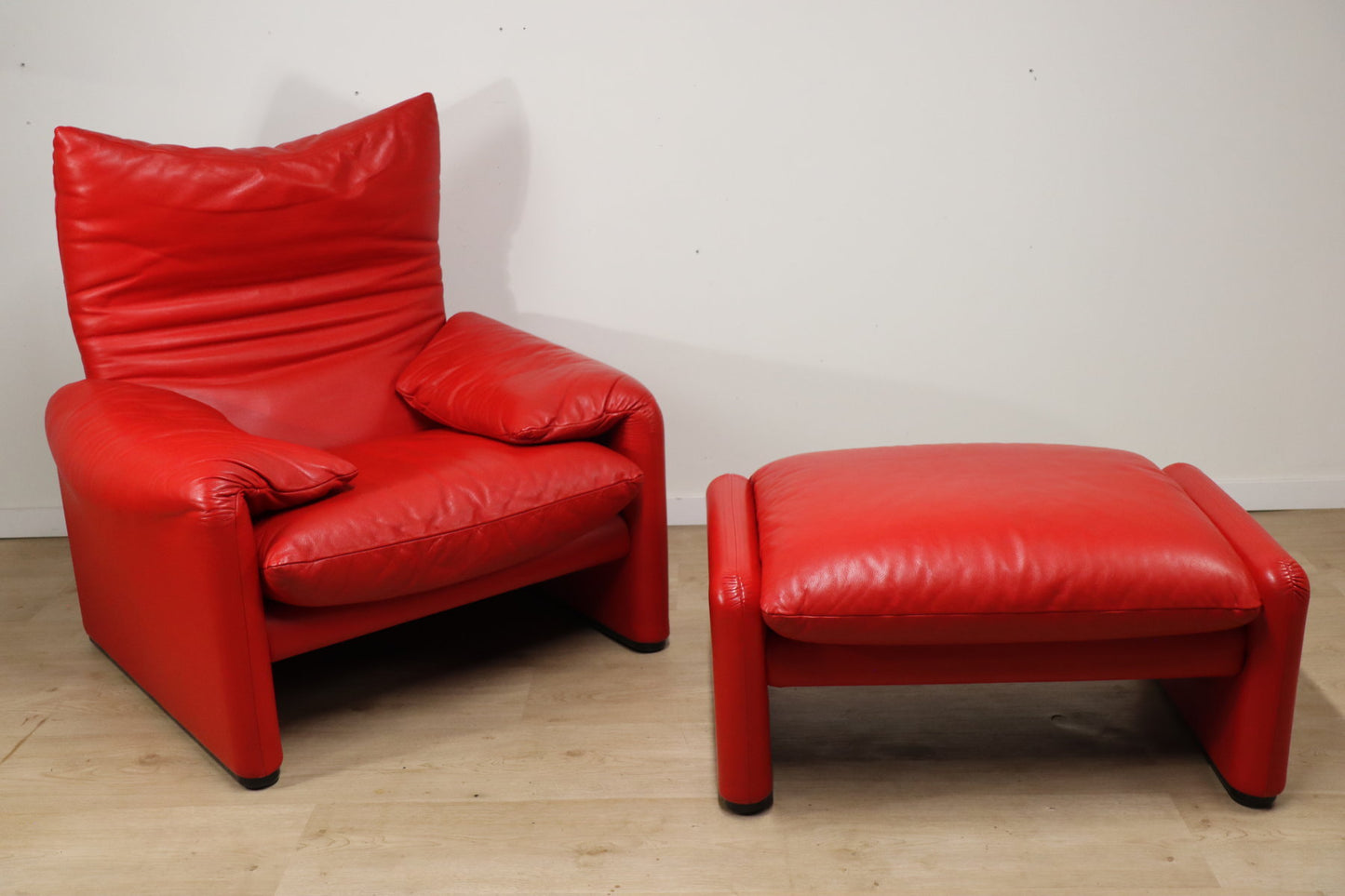 Fauteuil et ottoman Maralunga par Vico Magistretti pour Cassina
