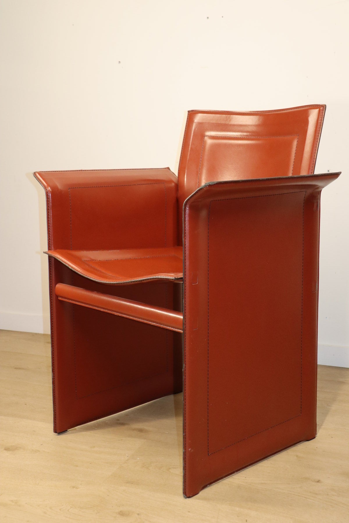 Fauteuil en cuir design minimaliste