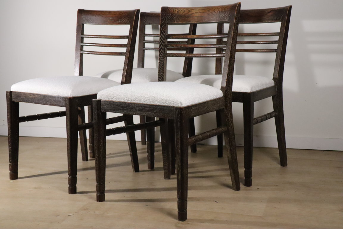 Série de 4 chaises moderniste en chêne et tissu bouclette, 1940