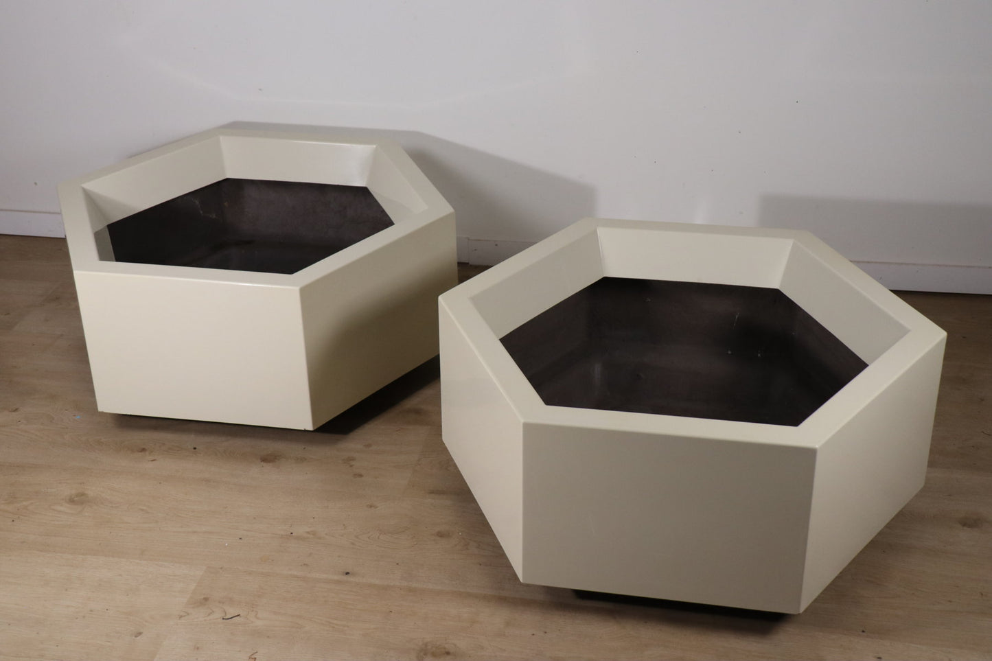 Paire de jardinières hexagonales en fibre de verre vintage – 1970