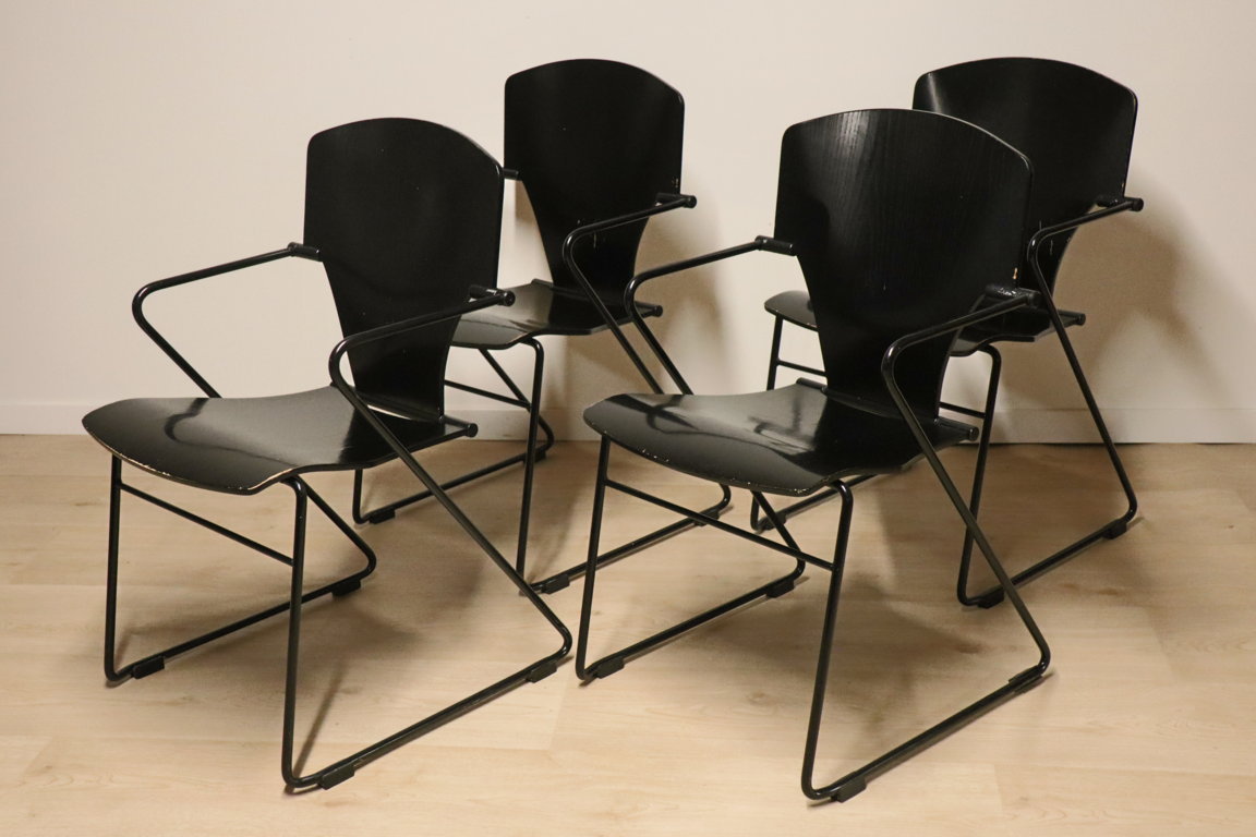 Série de 4 chaises minimaliste modèle "EGOA 300" par Josep Mora