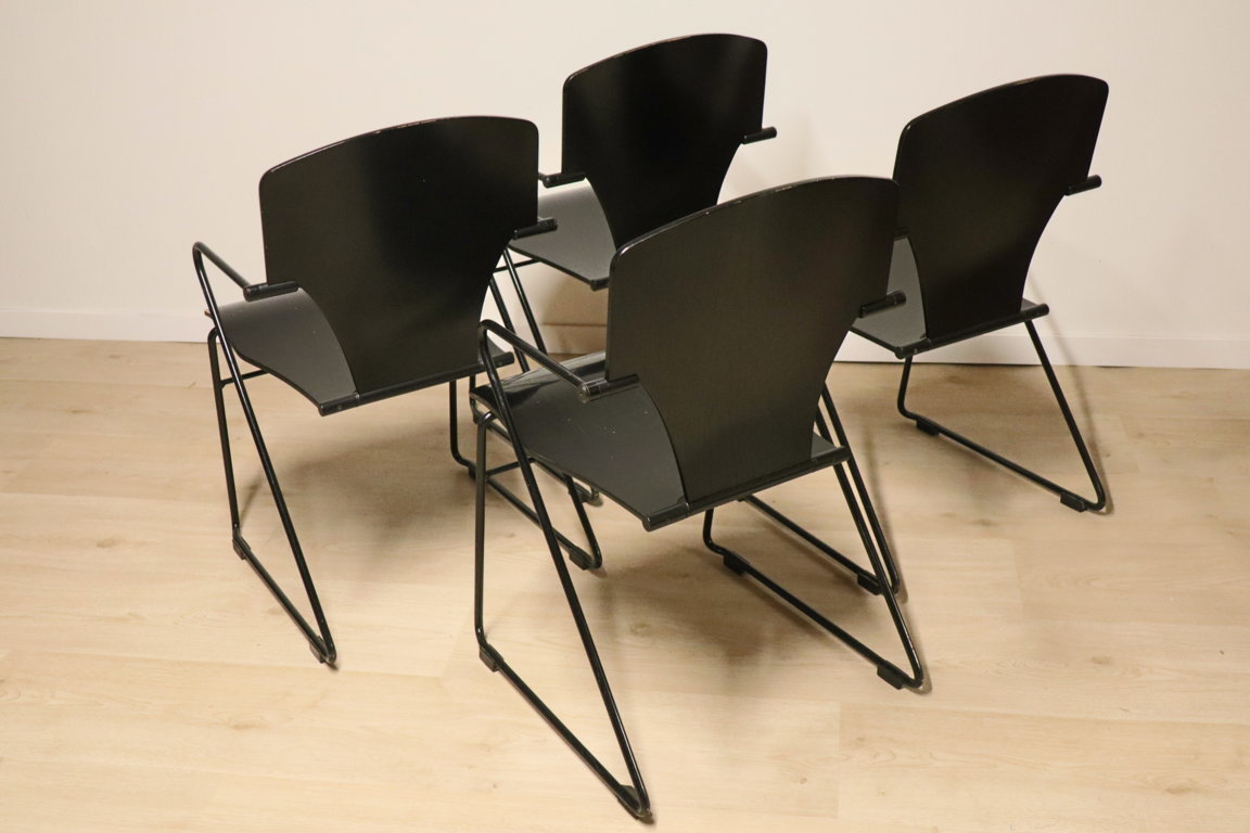 Série de 4 chaises minimaliste modèle "EGOA 300" par Josep Mora