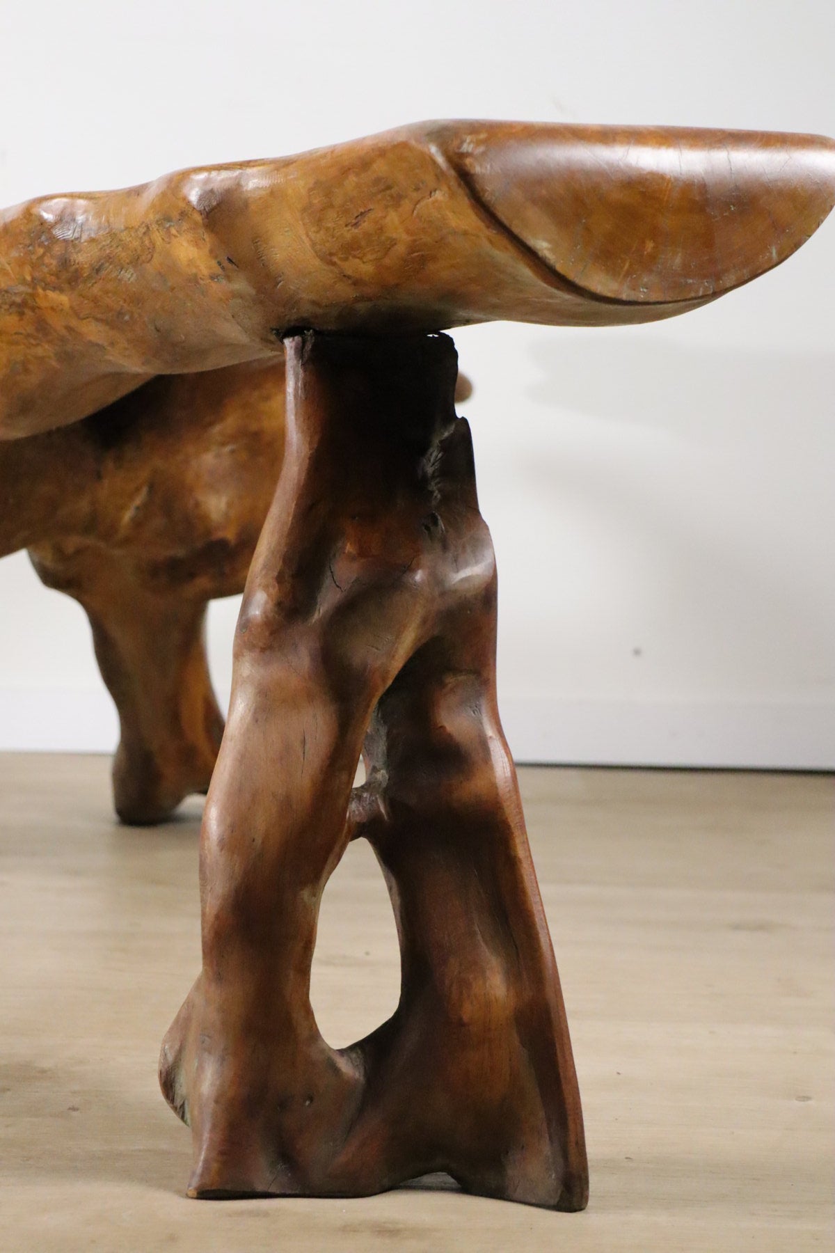Table basse sculpturale "Racine" brutaliste en orme massif