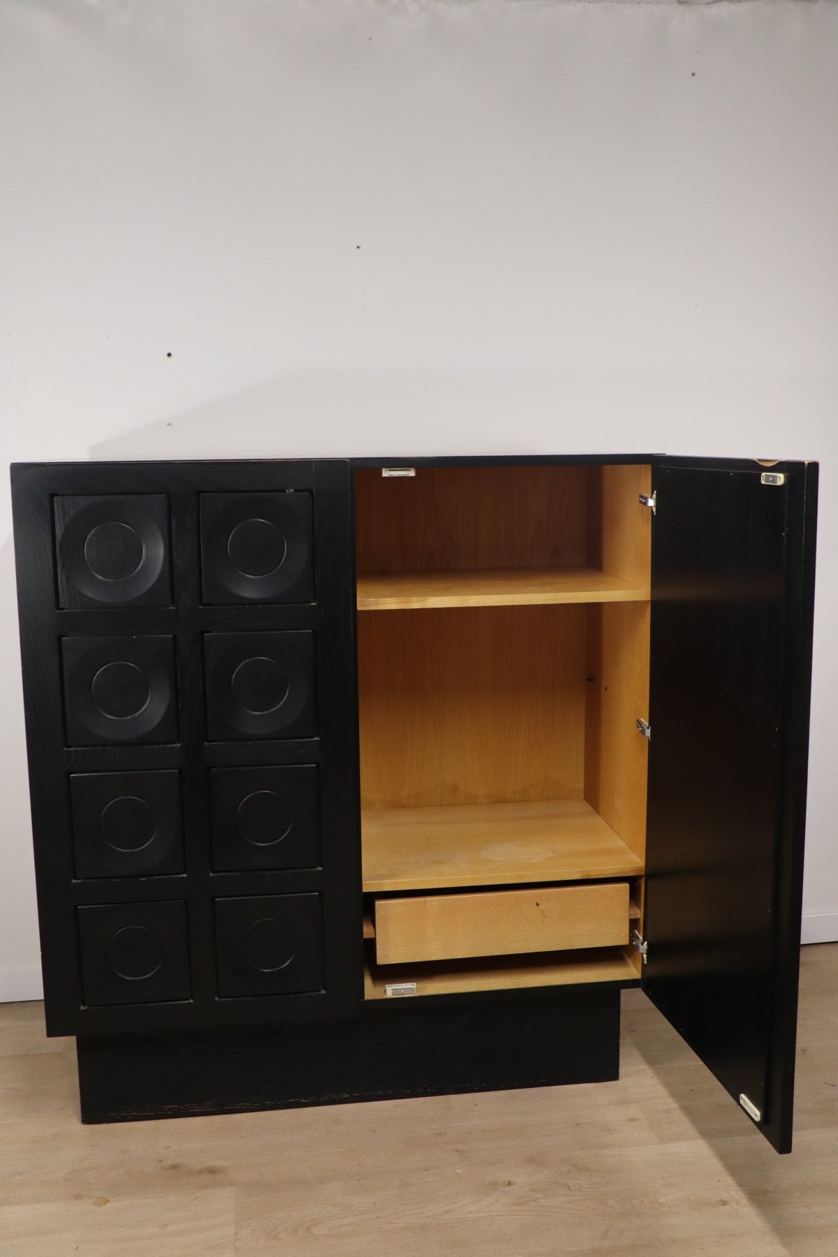 Cabinet buffet brutaliste sculpturale en bois noirci, 1970