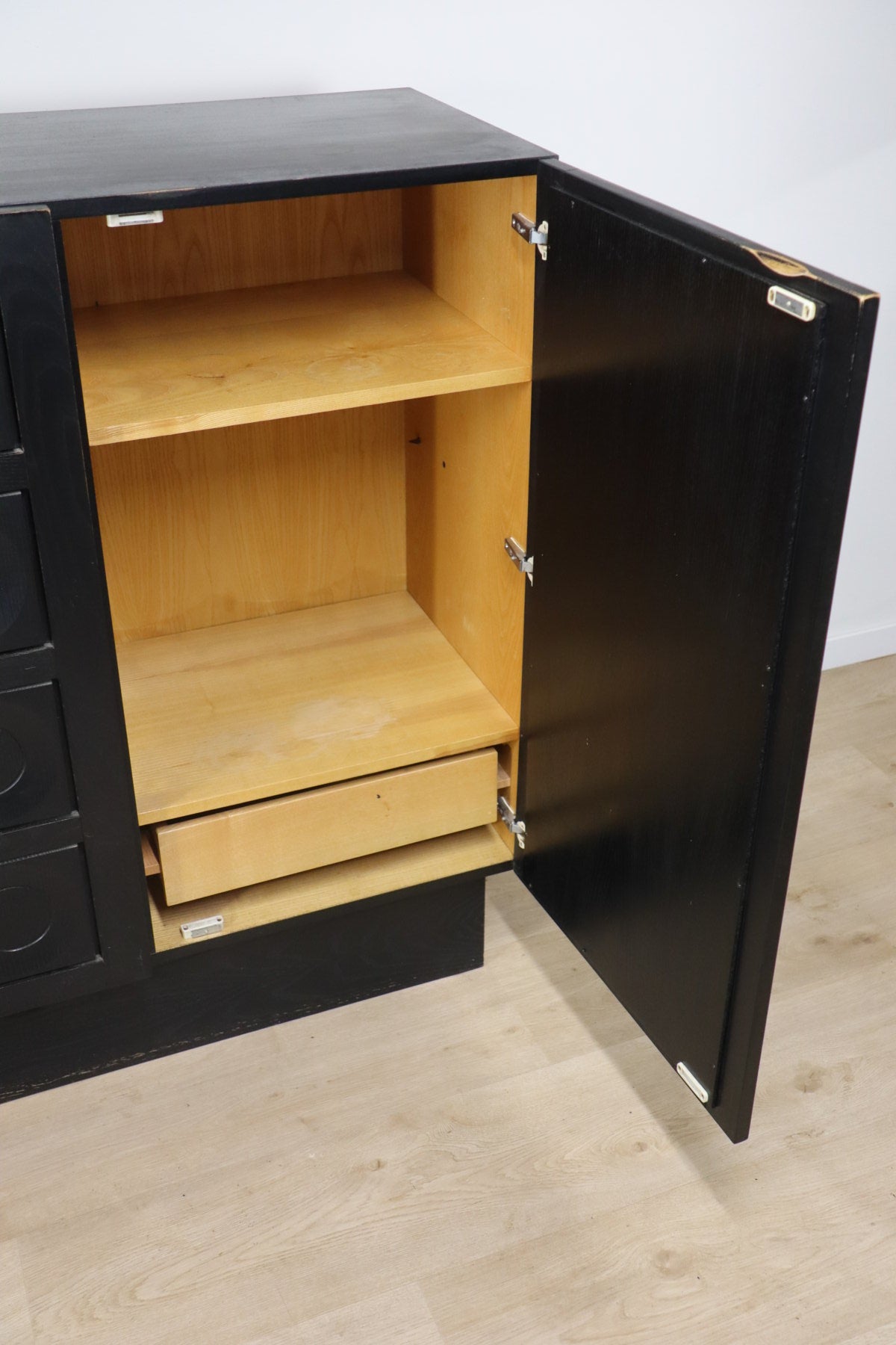 Cabinet buffet brutaliste sculpturale en bois noirci, 1970