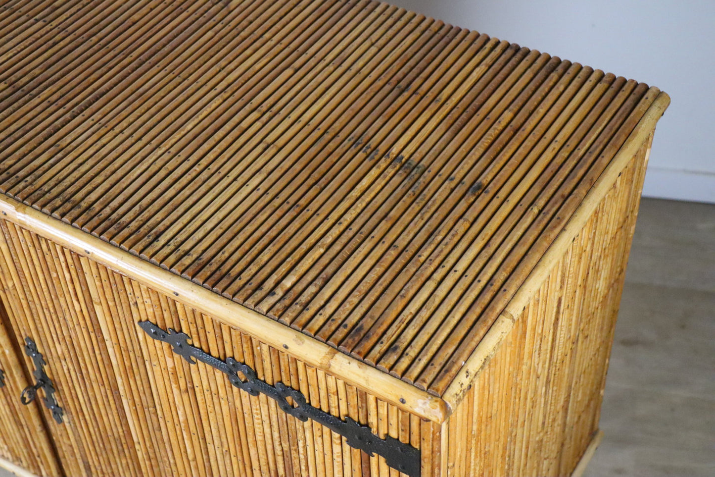 Buffet vintage en rotin tressé – 1960