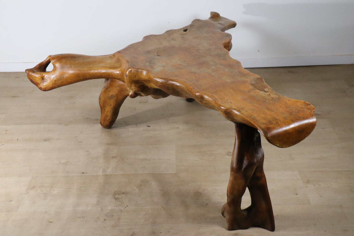 Table basse sculpturale "Racine" brutaliste en orme massif