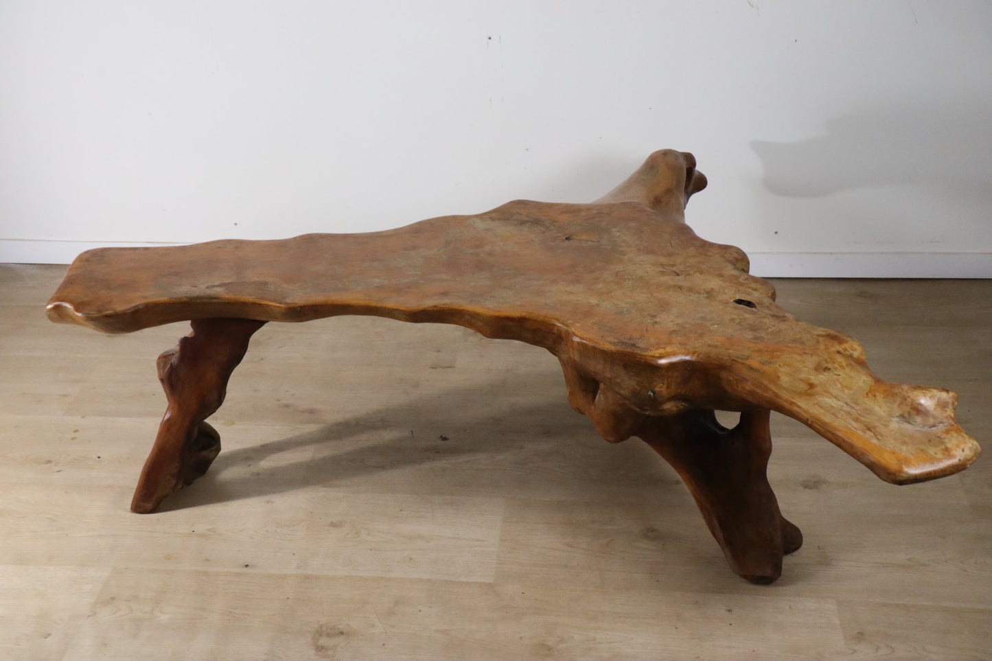 Table basse sculpturale "Racine" brutaliste en orme massif