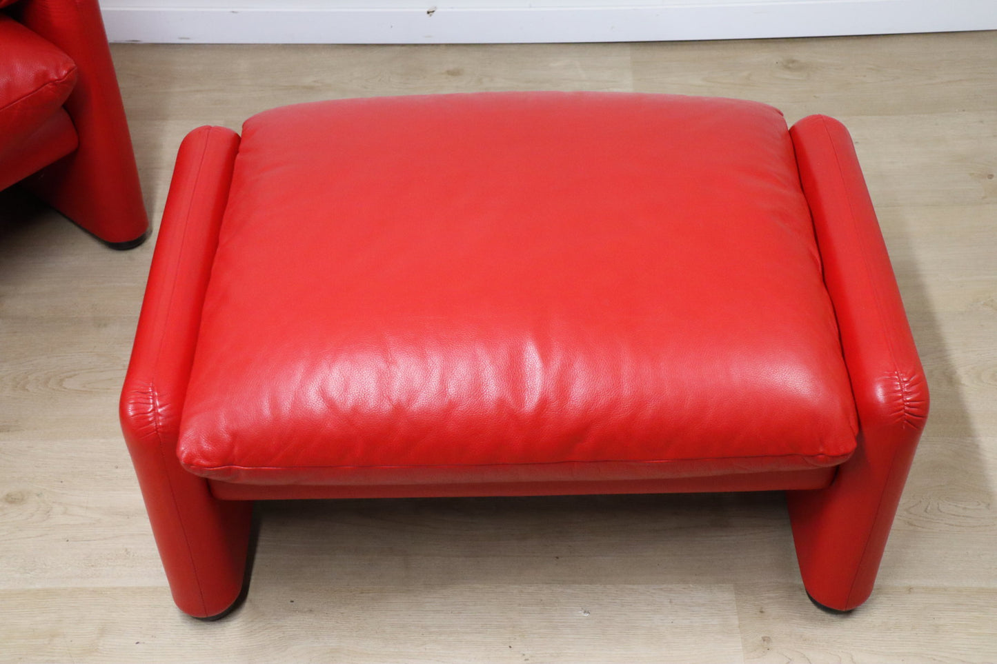 Fauteuil et ottoman Maralunga par Vico Magistretti pour Cassina
