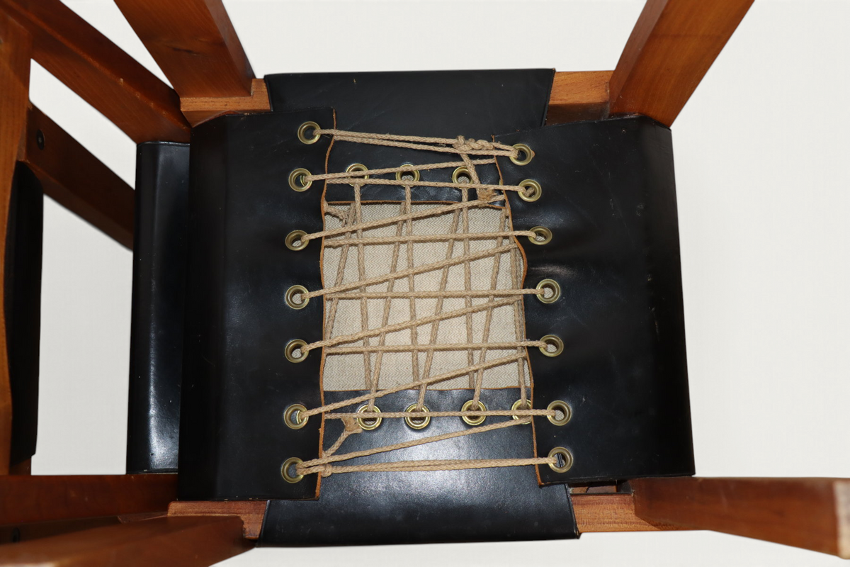 Série de 4 chaises S24 de Pierre Chapo – Orme massif et cuir noir – 1970