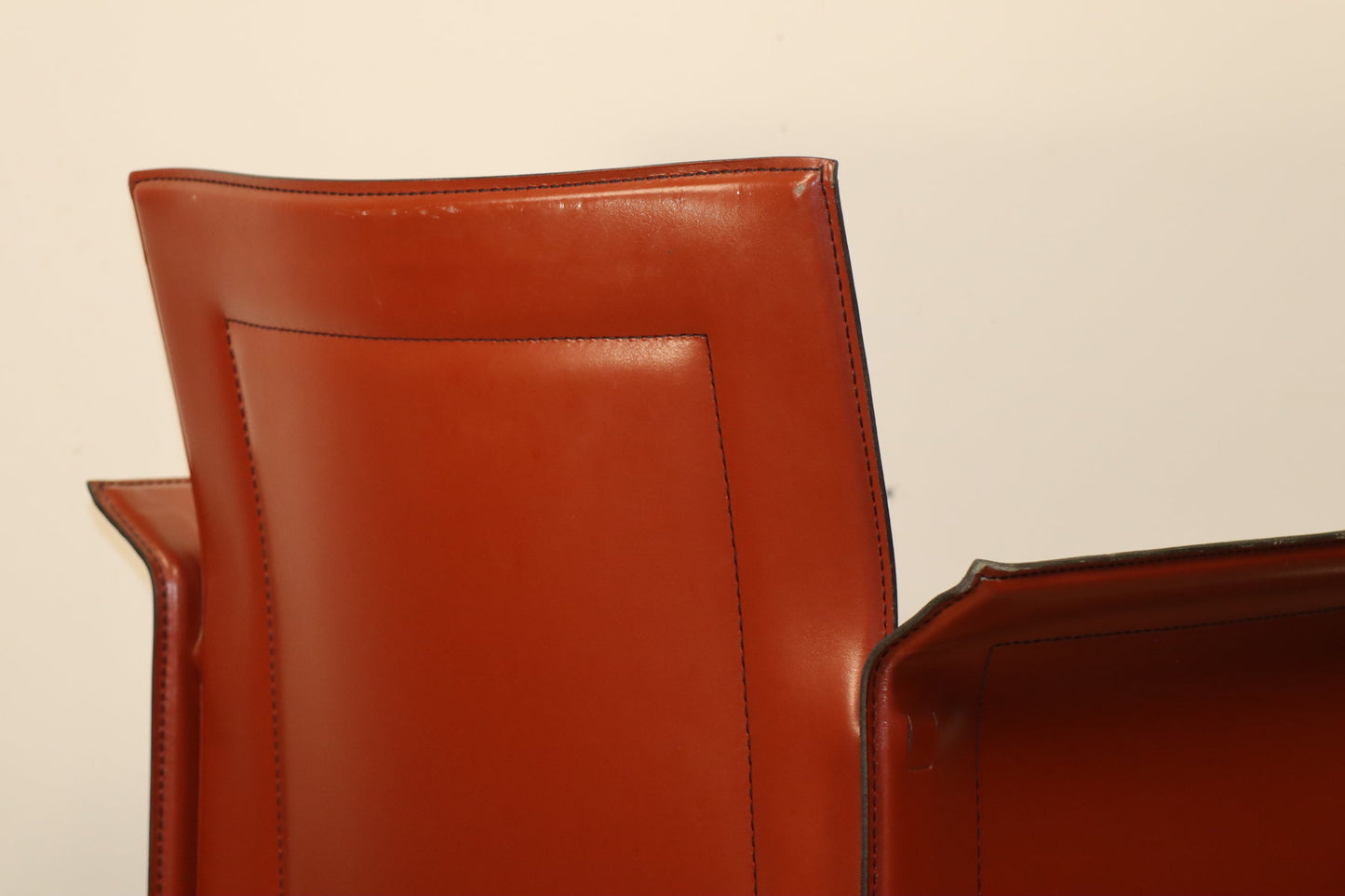 Fauteuil en cuir design minimaliste