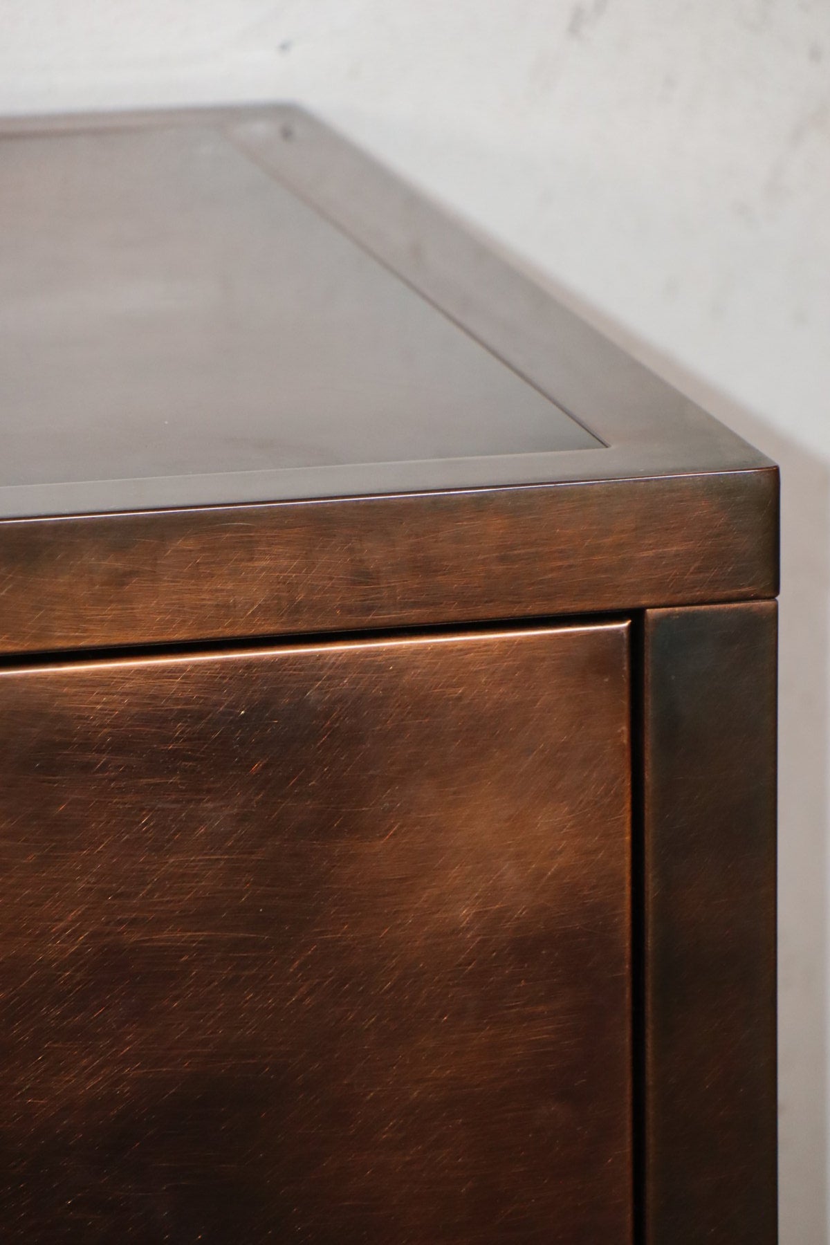Enfilade minimaliste en métal patiné bronze, années 70
