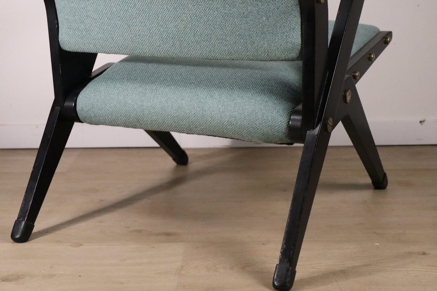 Fauteuil vintage années 60 en bois noir et tissu