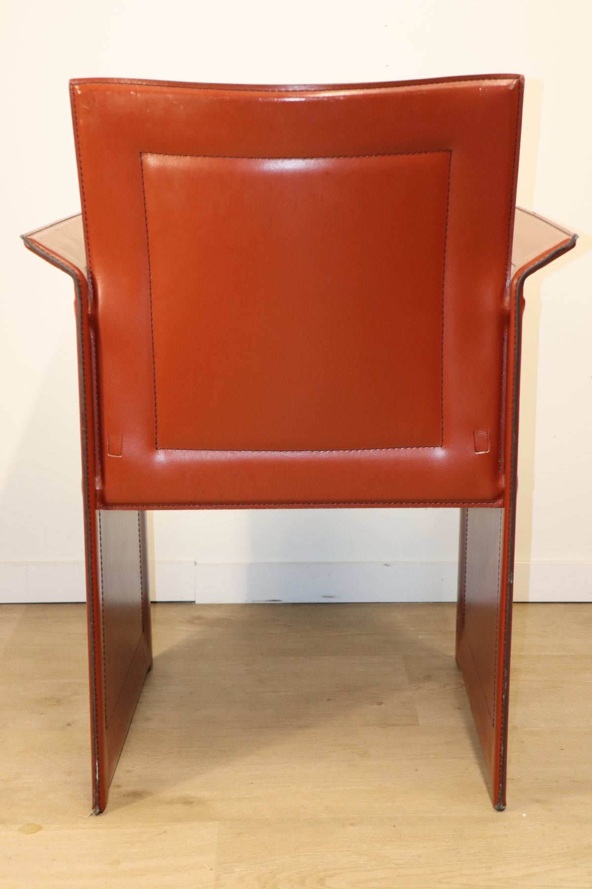 Fauteuil en cuir design minimaliste