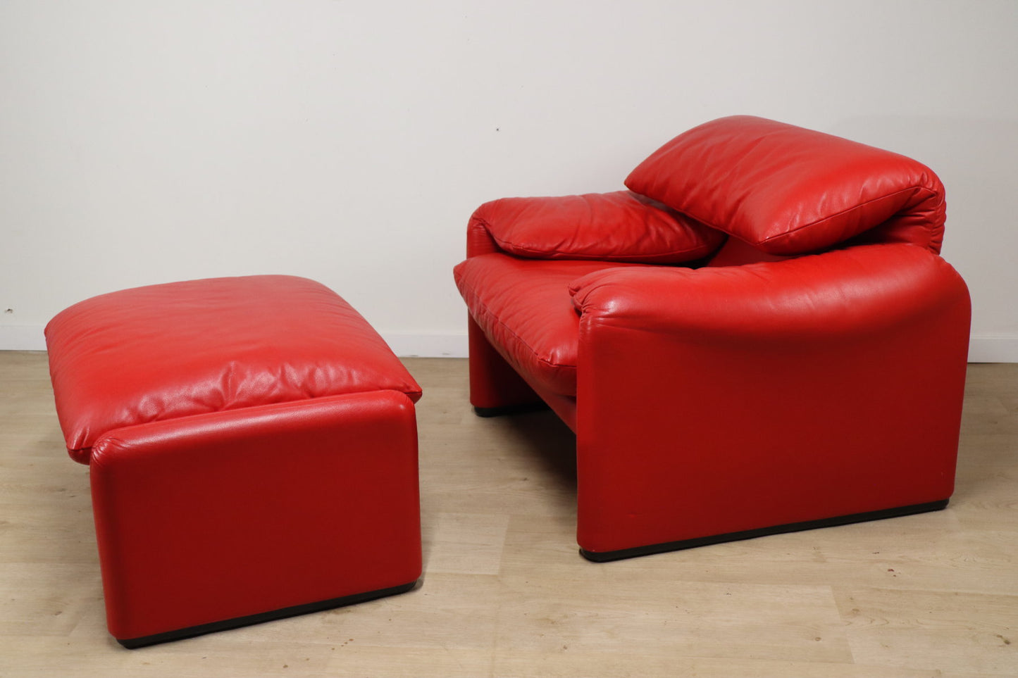 Fauteuil et ottoman Maralunga par Vico Magistretti pour Cassina