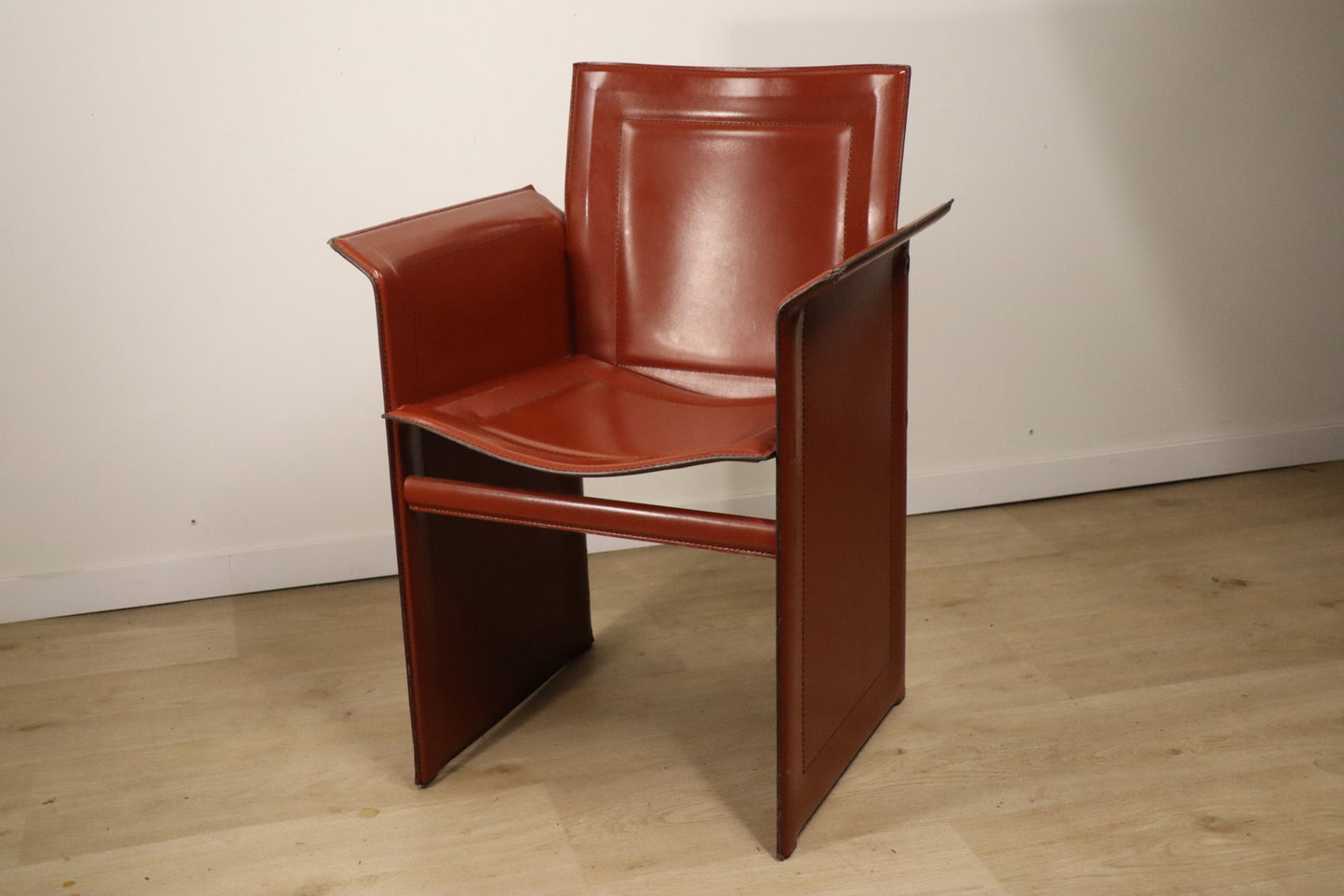 Fauteuil en cuir design minimaliste