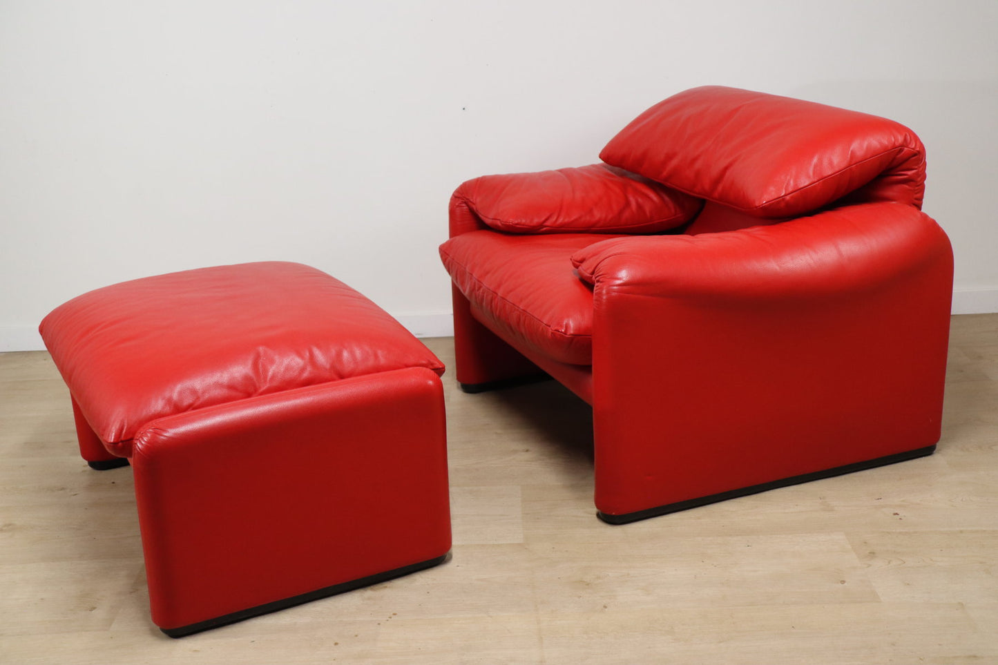 Fauteuil et ottoman Maralunga par Vico Magistretti pour Cassina