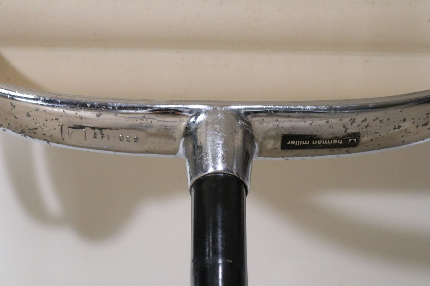 Fauteuil EA 108 en cuir – Charles & Ray Eames – Herman Miller – 1960