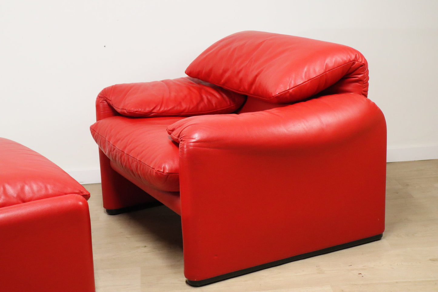 Fauteuil et ottoman Maralunga par Vico Magistretti pour Cassina
